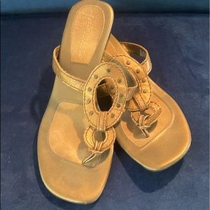 Elegante Bronze Aerosoles Sandals with Tone on Tone Bling 8.5M